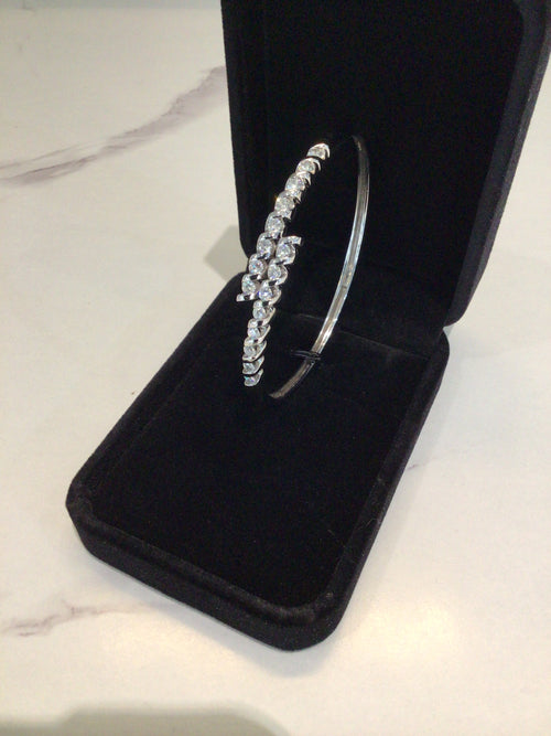 18ct  White Gold Diamond Cross Over Bangle