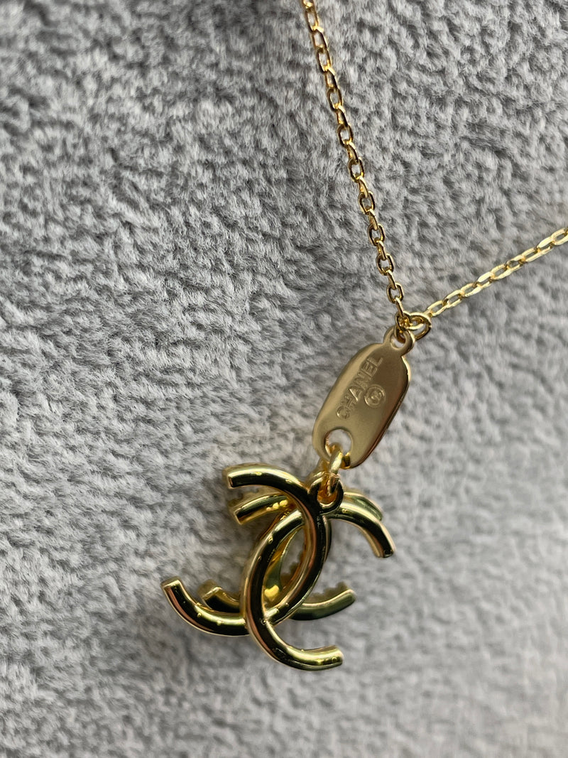 Chanel Small Necklace With Double Interlocking C Logo Pendant Elite chanel-small-necklace-with-double-interlocking-c-logo-pendant-elite