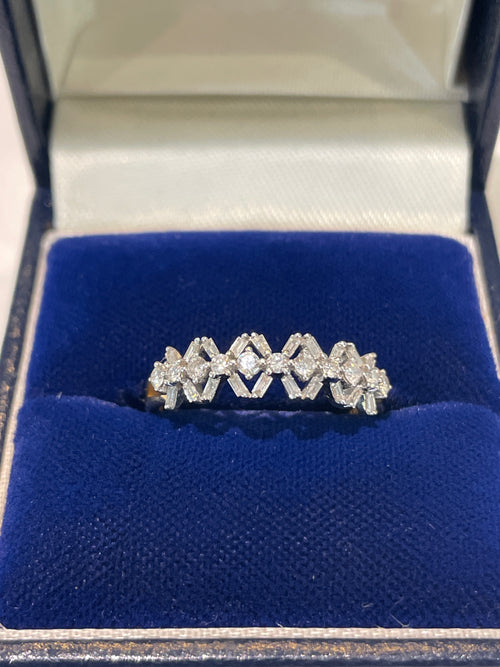 Ladies 18ct yellow gold Fancy Diamond Ring