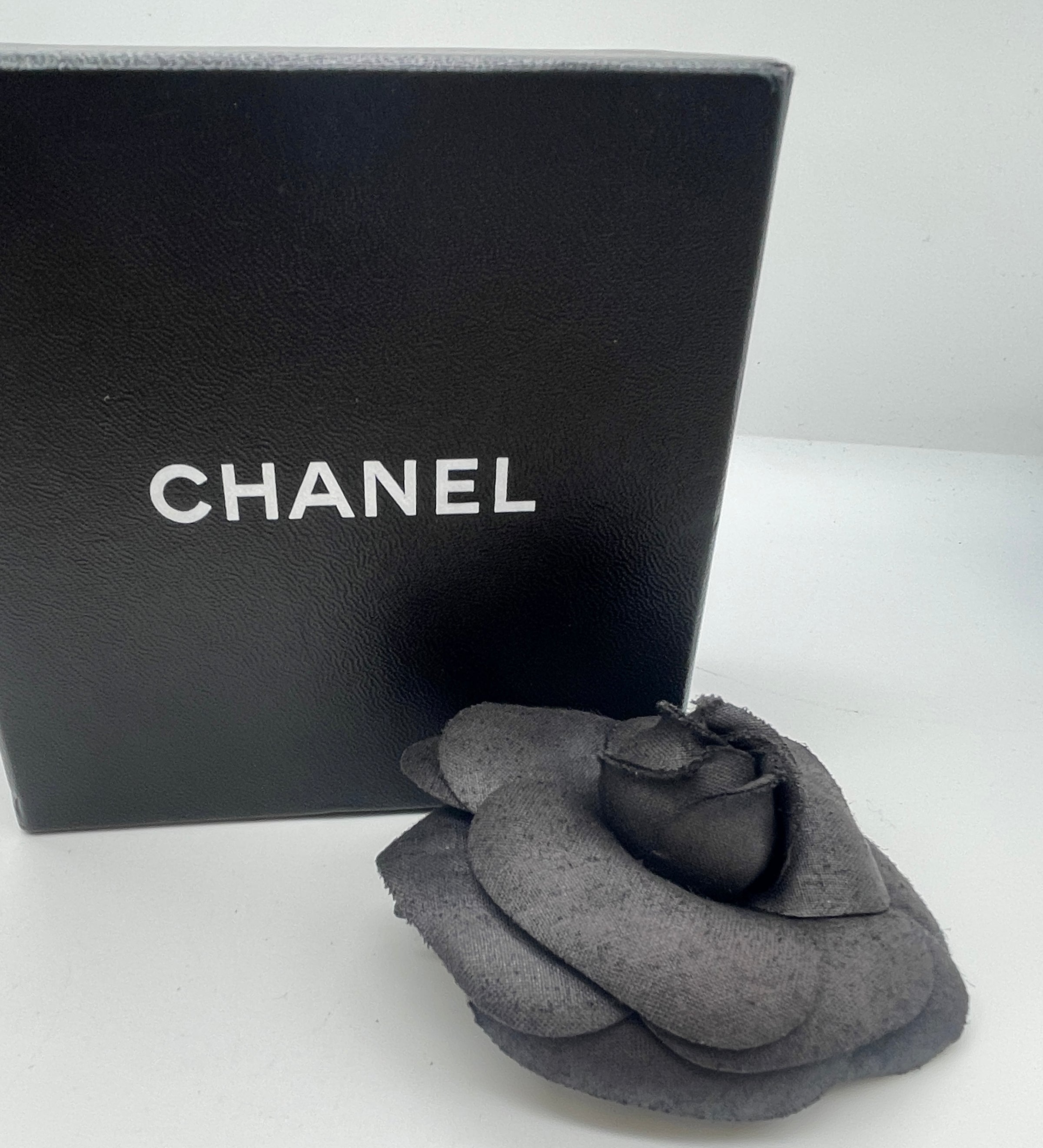 Chanel Camelia Brooch Black – Elite HNW - High End Watches, Jewellery & Art  Boutique
