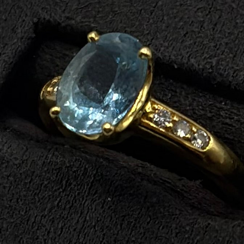 18ct Yellow Gold Aquamarine Ring With Diamonds