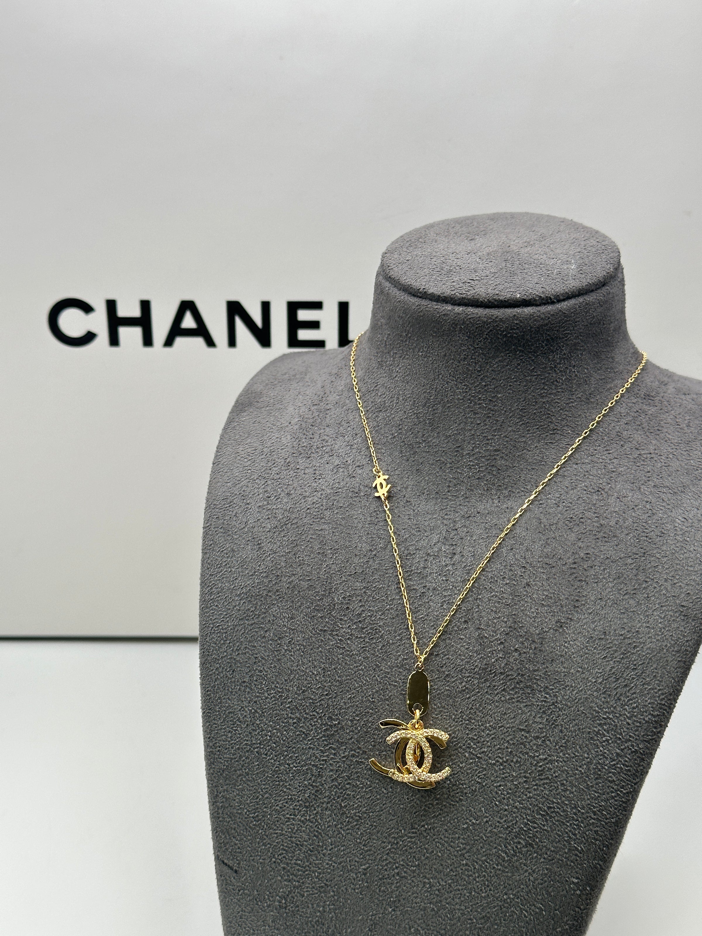 Chanel Small Necklace With Double Interlocking C Logo Pendant Elite chanel-small-necklace-with-double-interlocking-c-logo-pendant-elite