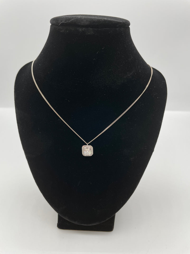 18ct White Gold necklace with Diamond Pendant