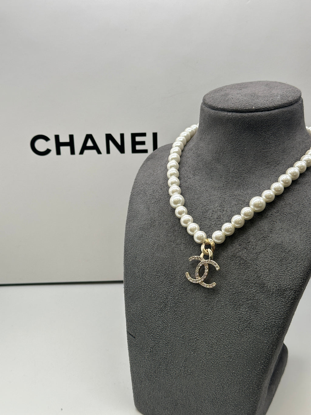 Chanel Pearl Choker Necklace with Diamanté Interlocking C Logo – Elite HNW  - High End Watches, Jewellery & Art Boutique