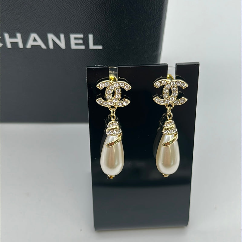 Chanel 22B CC Black/White Crystal Gold Tone Pearl Drop Earrings – The  Millionaires Closet