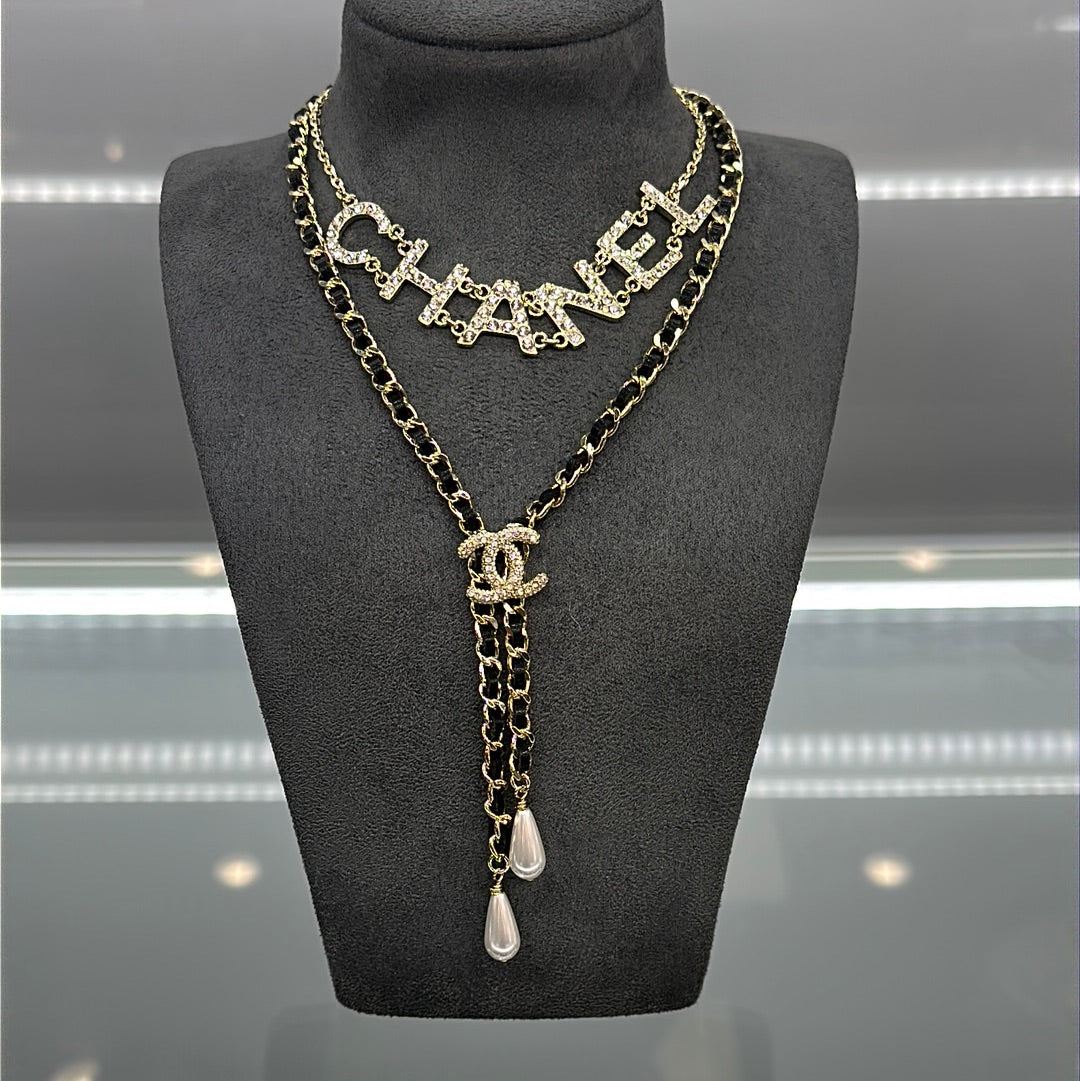 chanel logo pearl necklace