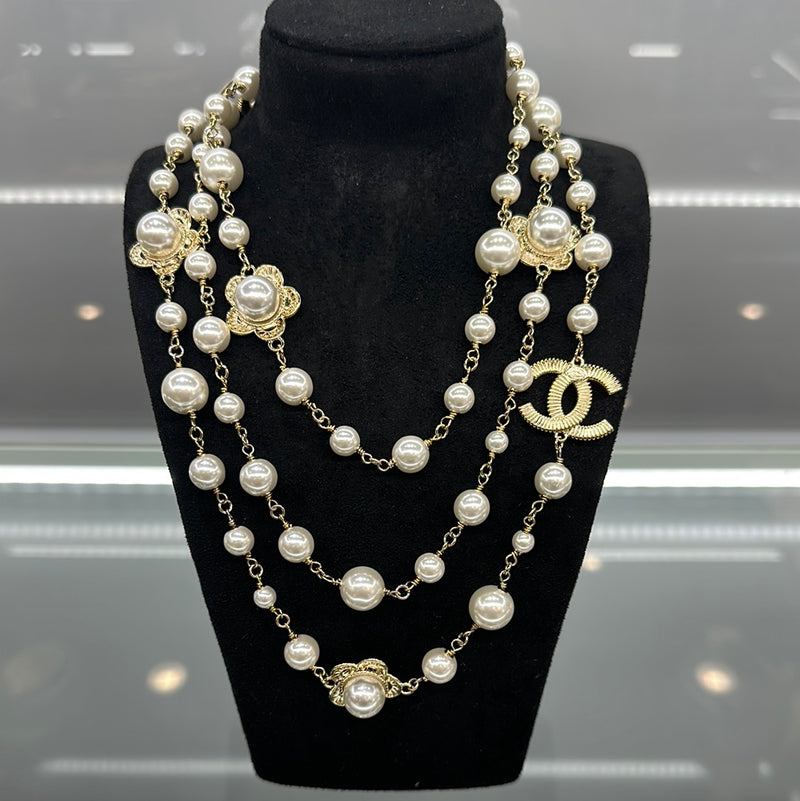Chanel Pearl And CC Logo Necklace – HNW - High End Watches, Jewellery & Boutique