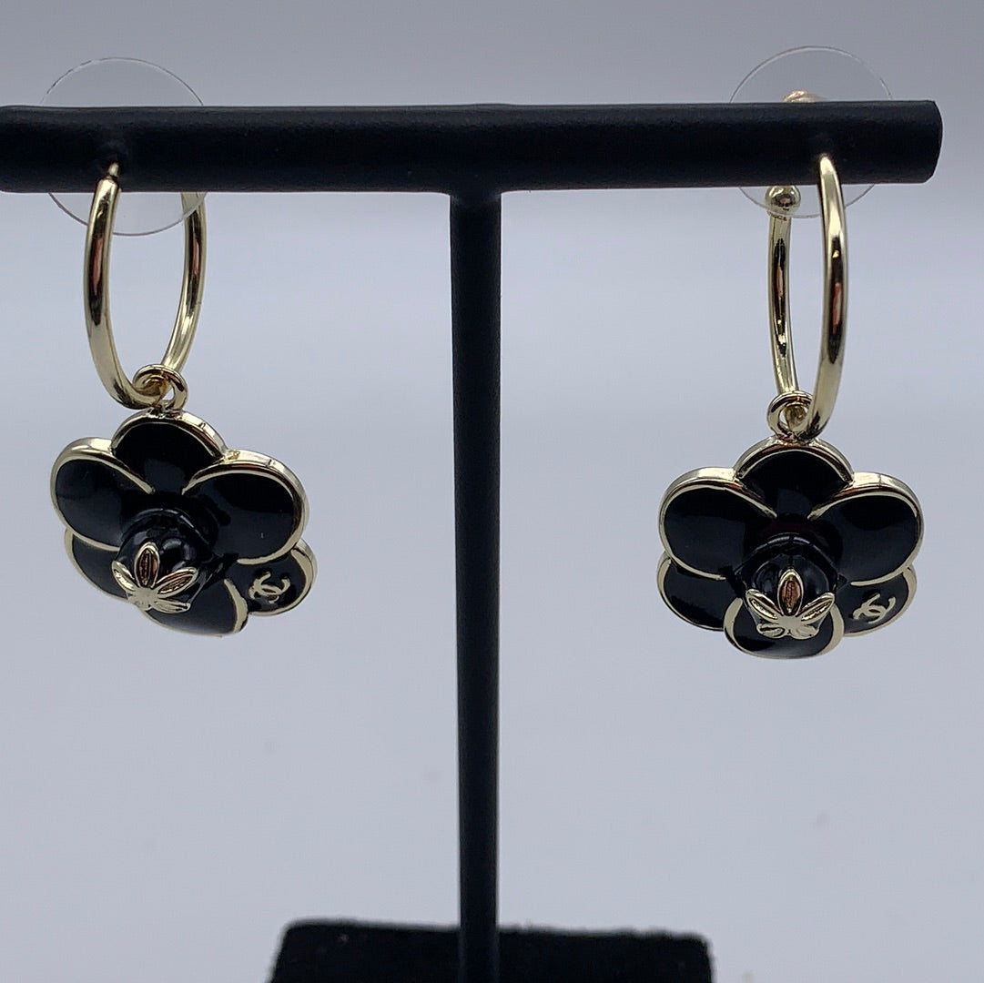 gøre det muligt for røveri gennemførlig Chanel Black Enamel Flower Earrings – Elite HNW - High End Watches,  Jewellery & Art Boutique